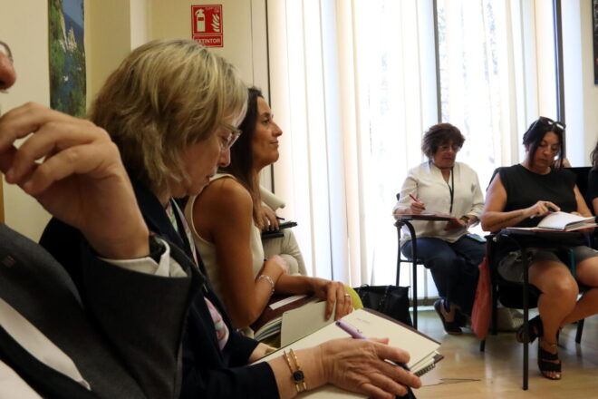 Niubó segella un acord amb els sindicats majoritaris que haurà de ser validat pels docents en una consulta