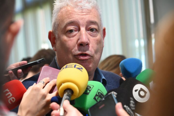 Daniel McEvoy en la compareixença per a valorar la proposta dels sindidats (fotografia: Prats i Camps)