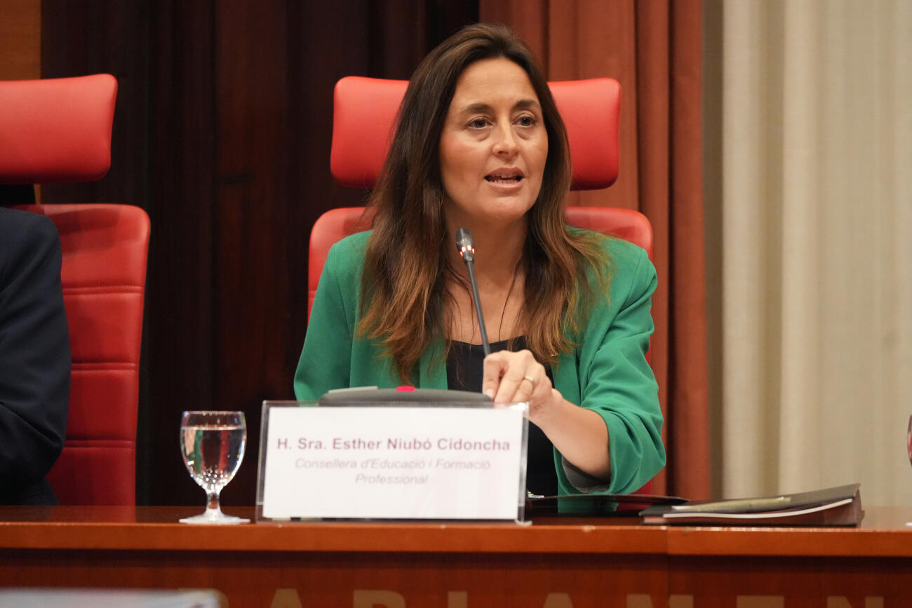 La consellera d'Educació, Esther Niubó, compareixent en comissió al Parlament (fotografia: ACN / Marta Sierra).