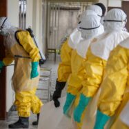 Per què el món continua sense estar preparat per a aquest brot d’Ebola, dècades després del primer cas?