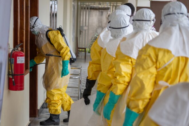 Per què el món continua sense estar preparat per a aquest brot d’Ebola, dècades després del primer cas?