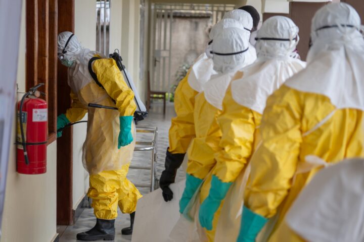 Treballadors sanitaris, abillats amb equipament de protecció personal, es preparen per a traslladar el cos d'un mort d'Ebola a Bunia, a la província congolesa d'Ituri, dissabte proppassat (fotografia: Stringer/Efe).