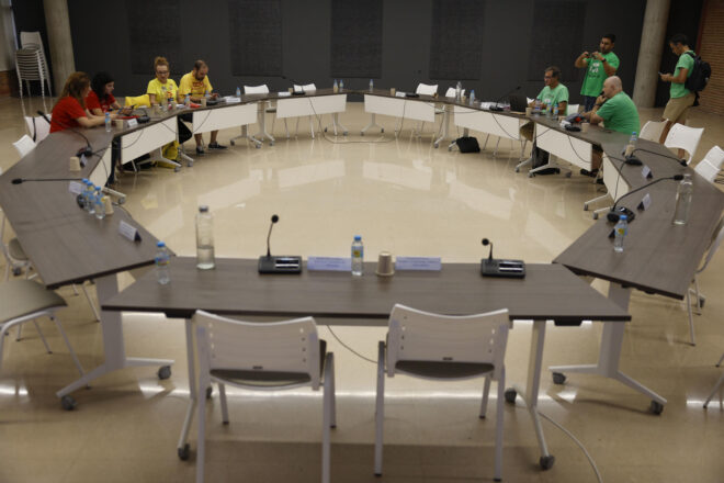 Els sindicats educatius es neguen a abandonar la Conselleria d’Educació fins que no els facen arribar una proposta