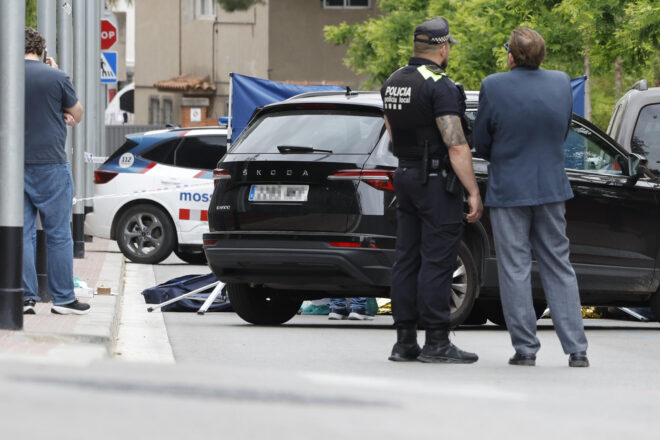 Un home mata una dona al carrer a Esplugues de Llobregat