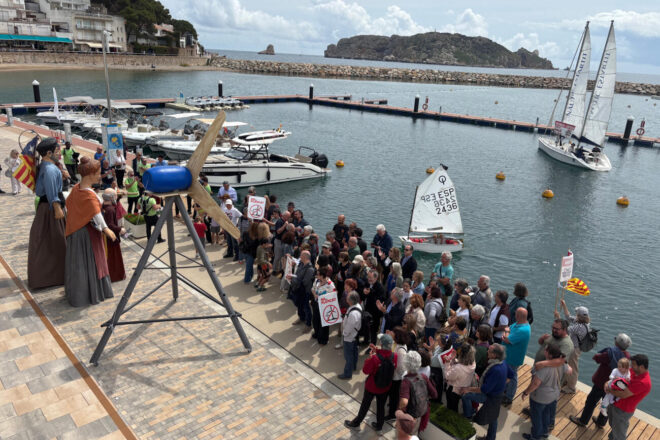 Prop de dues-centes persones es manifesten a l’Estartit contra els macroprojectes d’energies renovables a l’Empordà