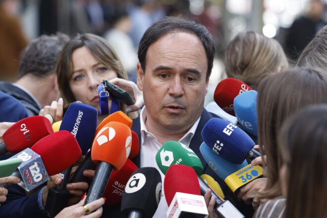 [VÍDEO] Pérez Llorca es troba la protesta dels docents al Trinquet de Pelai