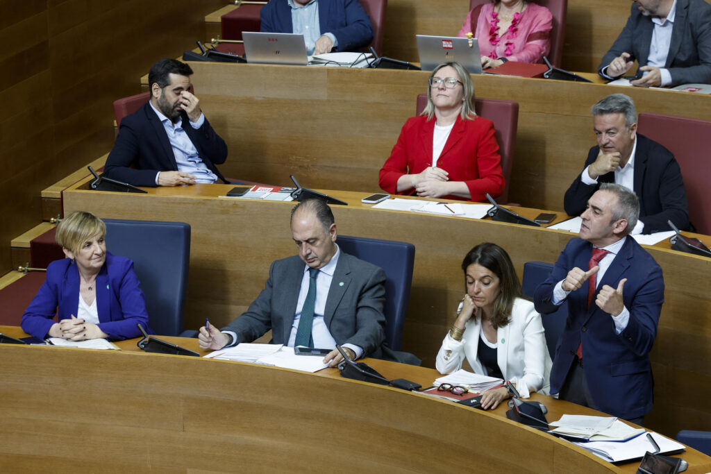 El nerviosisme del Consell per la vaga educativa embruta la sessió de control de les Corts
