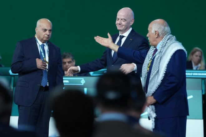 [VÍDEO] El president de la FIFA s’enganxa els dits intentant que els representants palestí i israelià es donin la mà