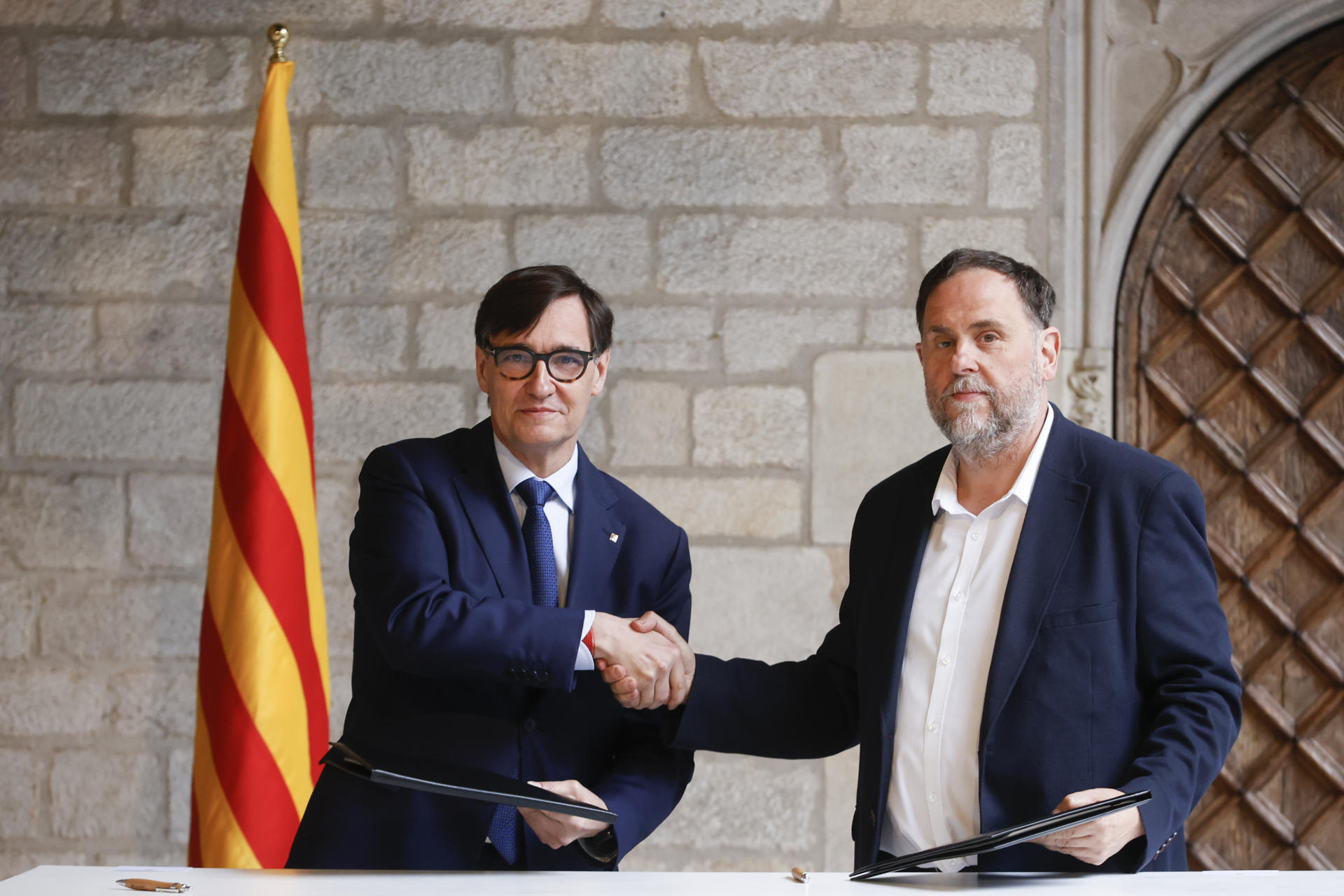El president Salvador Illa i Oriol Junqueras signant l'acord pel pressupost (fotografia: Quique García).