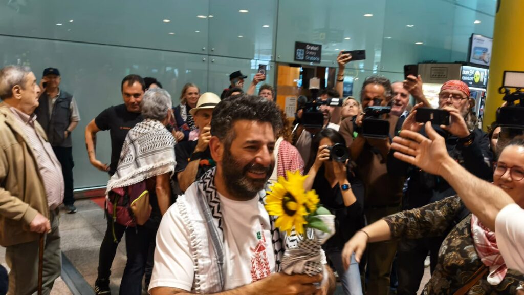 L’activista de la flotilla Saïf Abú Keixec arriba a Barcelona després de l’empresonament a Israel