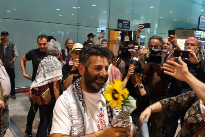 L’activista de la flotilla Saïf Abú Keixec arriba a Barcelona després de l’empresonament a Israel