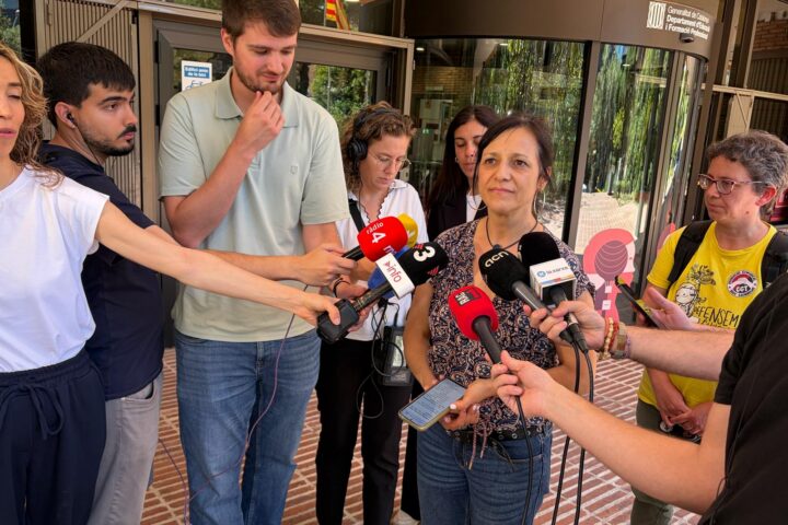 La portaveu d'USTEC, Iolanda Segura, atenent els mitjans de comunicació a les portes del Departament d'Educació (fotografia: Pol Baraza).