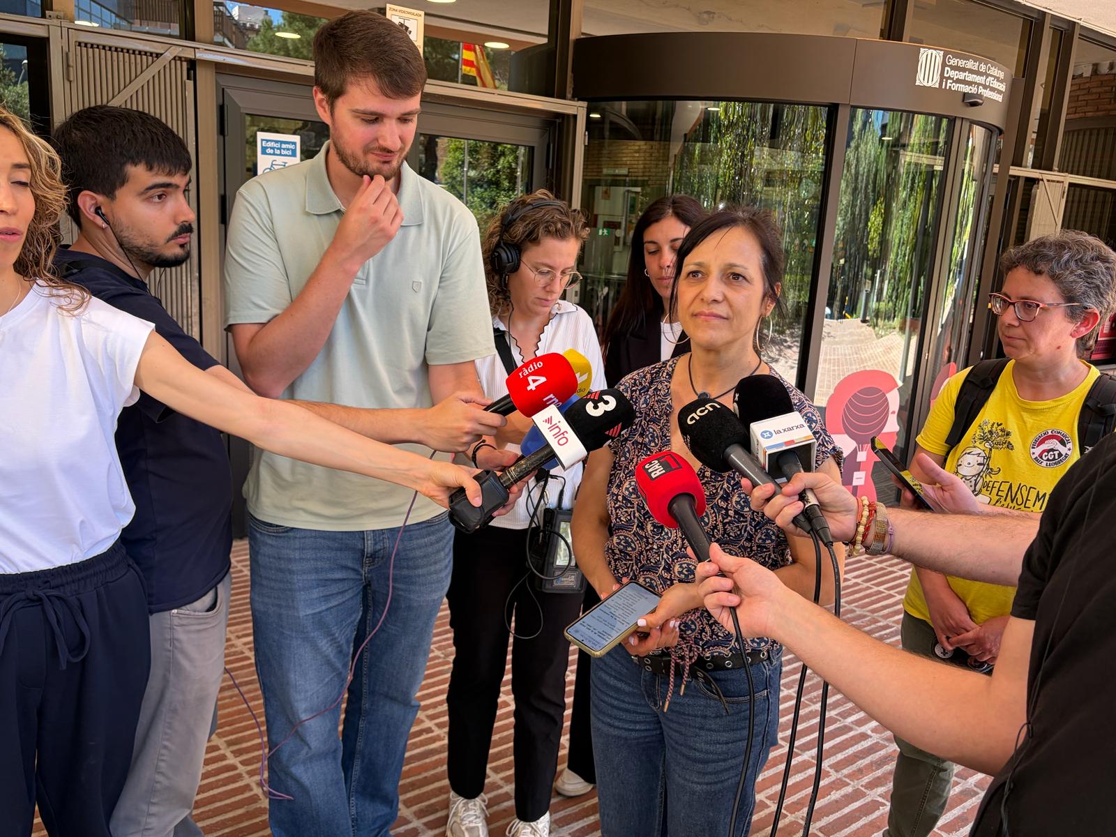 La portaveu d'USTEC, Iolanda Segura, atenent els mitjans de comunicació a les portes del Departament d'Educació (fotografia: Pol Baraza).