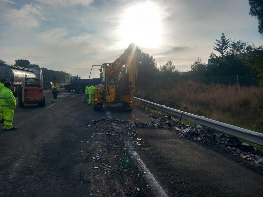 La AP-7, encara molt afectada per un incendi de camions a Santa Margarida i els Monjos