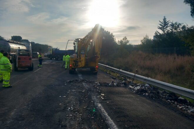 La AP-7, encara molt afectada per un incendi de camions a Santa Margarida i els Monjos