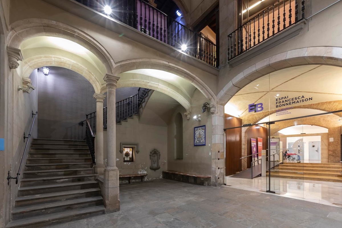 El centre feminista La Bonne reclama a la Diputació de Barcelona la propietat de l’edifici Bonnemaison