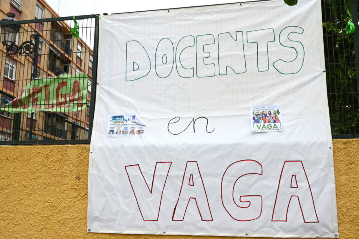 Una pancarta al centre Angelina Carnicer de València (fotografia: Prats i Camps).