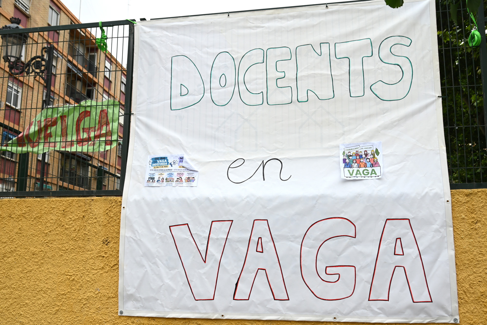 Una pancarta al centre Angelina Carnicer de València (fotografia: Prats i Camps).