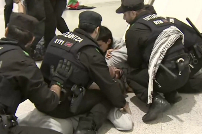Càrregues de l’Ertzaintza contra activistes de la Flotilla en l’arribada a l’aeroport de Bilbao