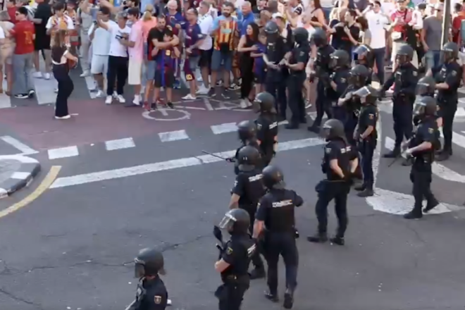 Aldarulls i càrregues policials als afores de Mestalla abans del partit entre el València i el Barça