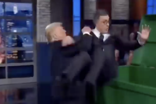 Trump difon un vídeo fet amb IA en què llença a les escombraries el presentador Stephen Colbert el dia del seu comiat