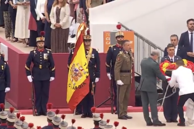 [VÍDEO] Cau la bandera espanyola en plena hissada pel dia de les forces armades
