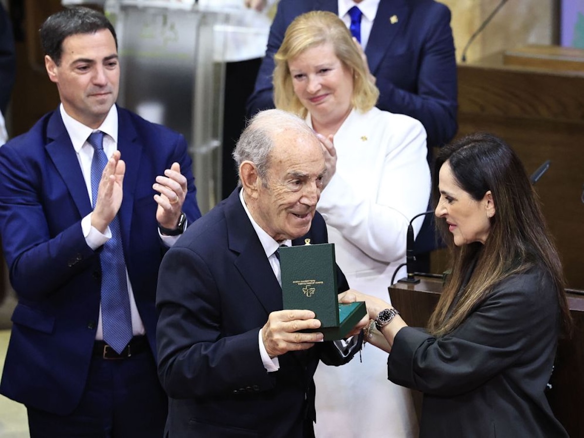 Carlos Garaikoetxea rebent la Medalla d'Or del parlament basc.