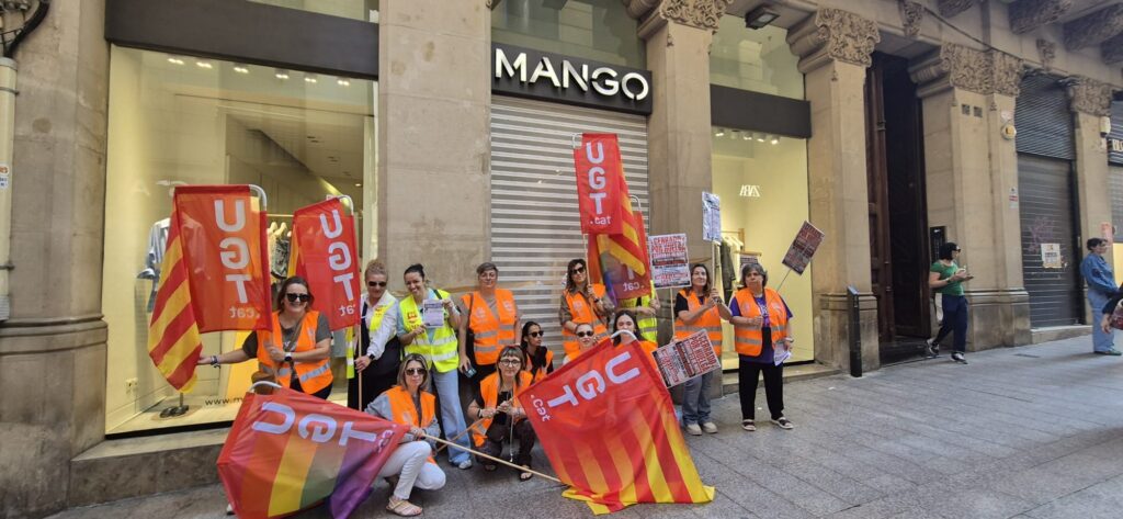 Un centenar de treballadors del sector tèxtil protesten a Barcelona contra el preacord estatal