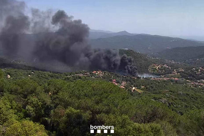 Ordenen el confinament d’Òrrius arran d’un incendi en una indústria