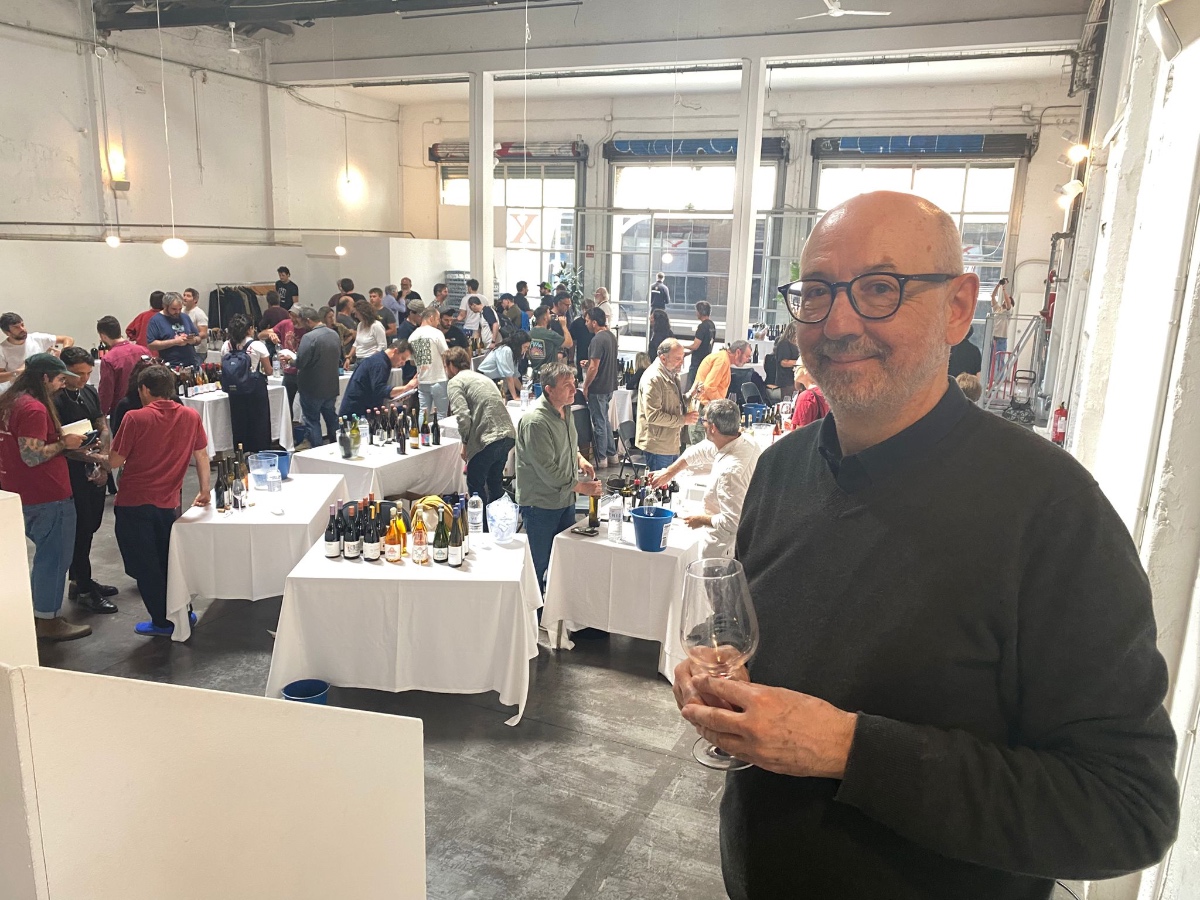 El llatinista i especialista en vins naturals, Joan Gómez Pallarès, ens fa de guia per la fira HumanVins, projecte que celebra deu anys.