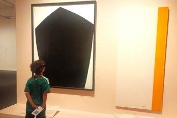 Un nen mira amb atenció el negre ben negre d’Anna-Eva Bergman a ‘Proa negra’, del 1976, a l’exposició “Chez Matisse” (fotografia: M. I.).