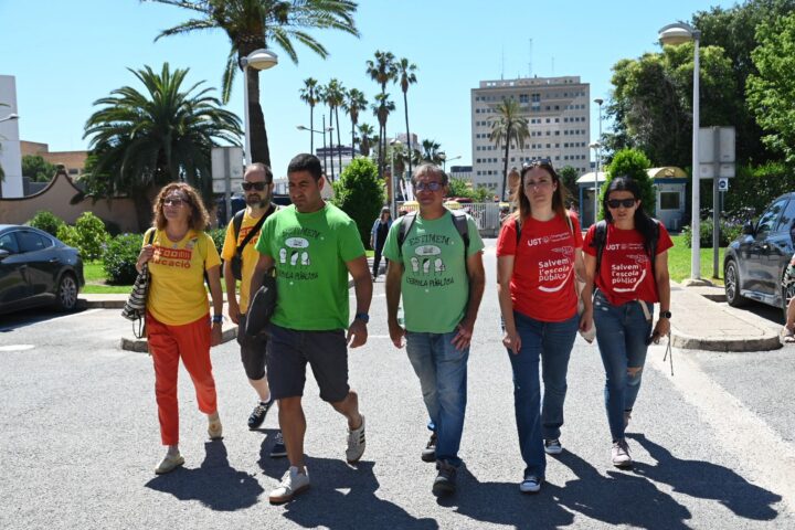 El representants sindicals entraant avui a la conselleria per a conèixer el text definitiu (fotografia: Prats i Camps)