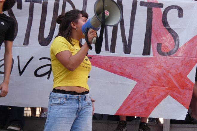 Panys blocats i piquets a les portes d’alguns instituts en l’inici de la vaga estudiantil