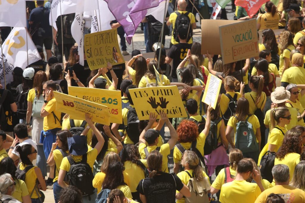 “Els afectats són els teus fills”: milers de docents es manifesten a Barcelona en defensa de l’escola pública