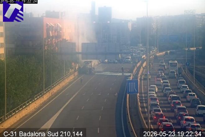 Tallada la C-31 a Badalona per l’incendi d’un autobús