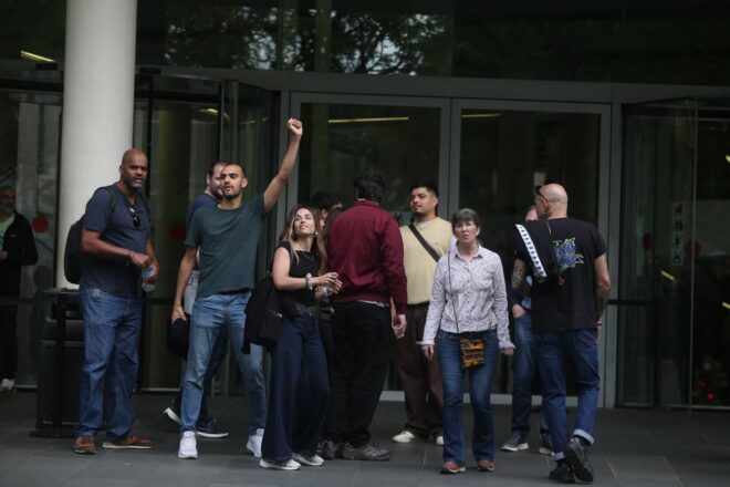 El jutge manté divuit independentistes al banc dels acusats per una protesta antiespanyolista malgrat l’amnistia