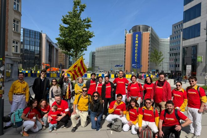 “La societat civil hi és”: la flama del Correllengua arriba a Brussel·les per reclamar l’oficialitat del català a la UE