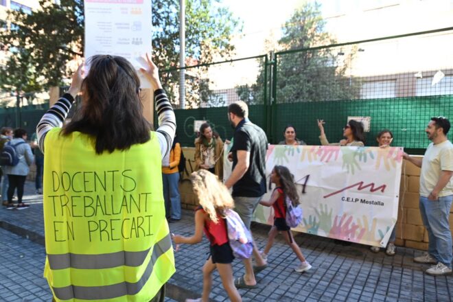 Suport de les famílies, inquietud dels alumnes de batxillerat i paràlisi de la consellera: així comença la vaga indefinida