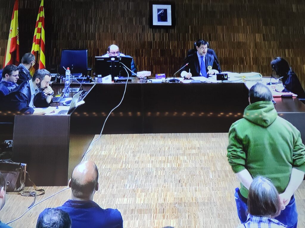 Un professor jubilat i un fotograma sospitós: els encausats per una protesta contra Societat Civil neguen les acusacions