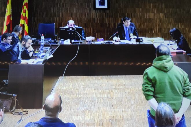 Un professor jubilat i un fotograma sospitós: els encausats per una protesta contra Societat Civil neguen les acusacions