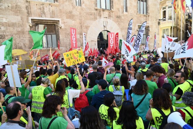 Demostració de força dels docents valencians abans de seure amb la consellera