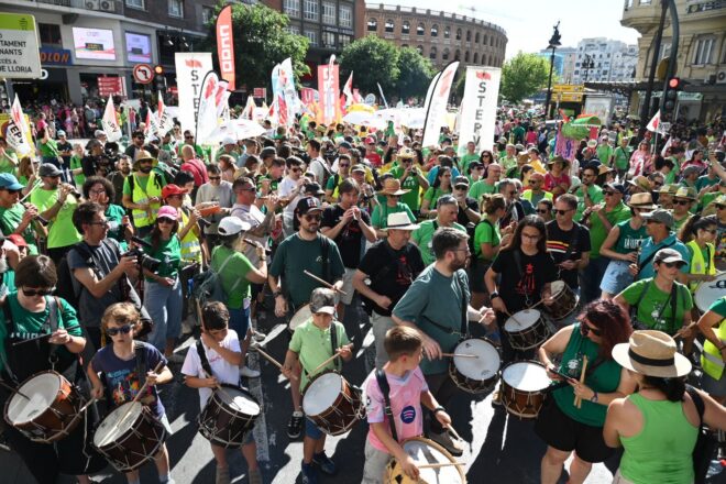 [EN DIRECTE] Comença a València la gran manifestació de famílies i docents contra la consellera d’Educació