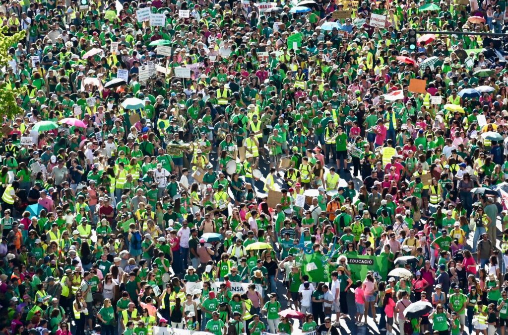 La manifestació de famílies i docents en comunió, el segon avís seriós a Pérez Llorca i el seu Consell