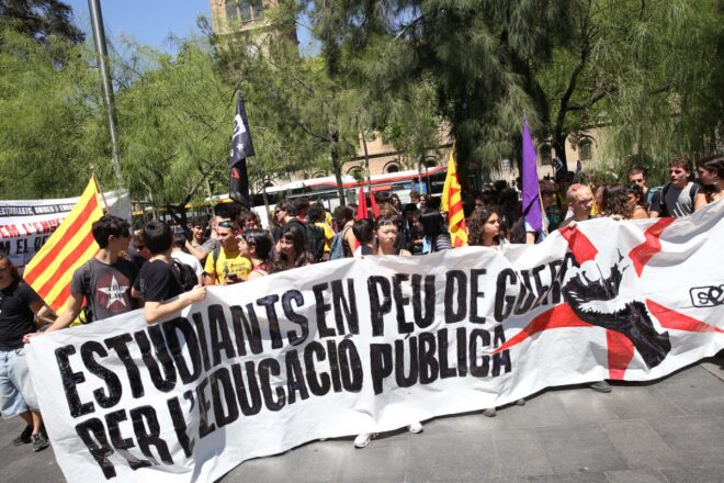 Uns 150 estudiants “en peu de guerra” es manifesten per l’educació pública a Barcelona