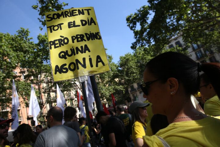 Milers de docents omplint el passeig de Lluís Companys de Barcelona en la vaga del 20 de març.