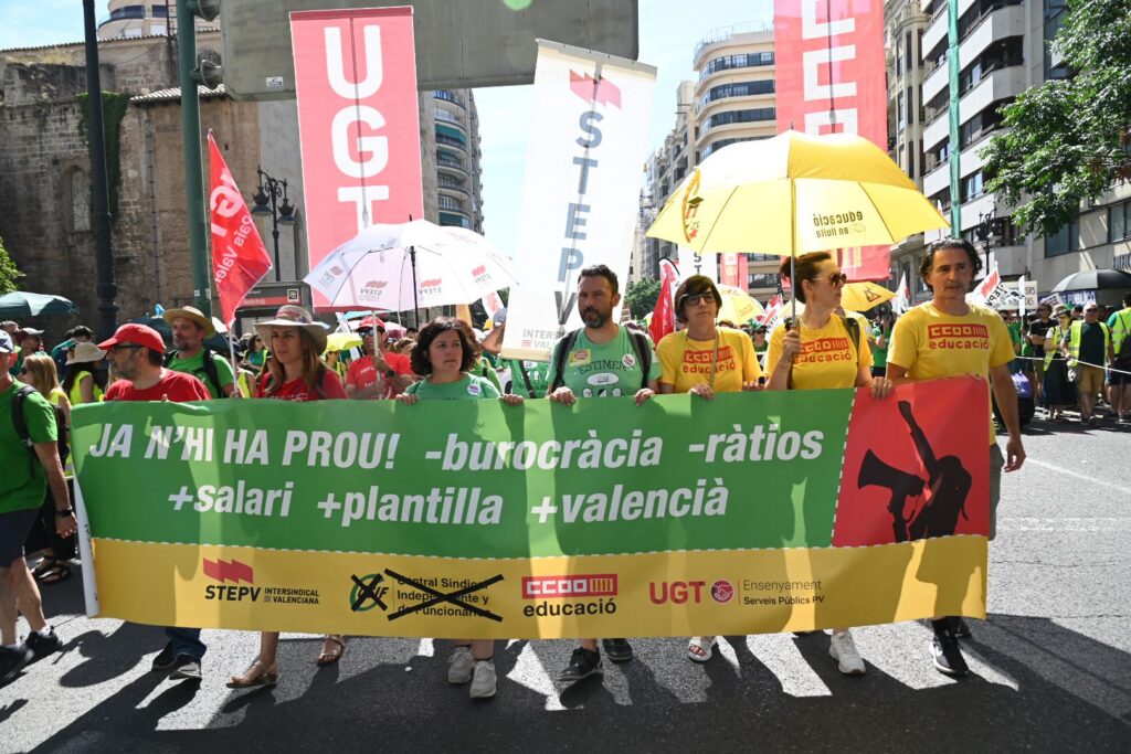 Els sindicats docents forcen la consellera Ortí a tornar a la taula de negociació després d’una proposta insuficient