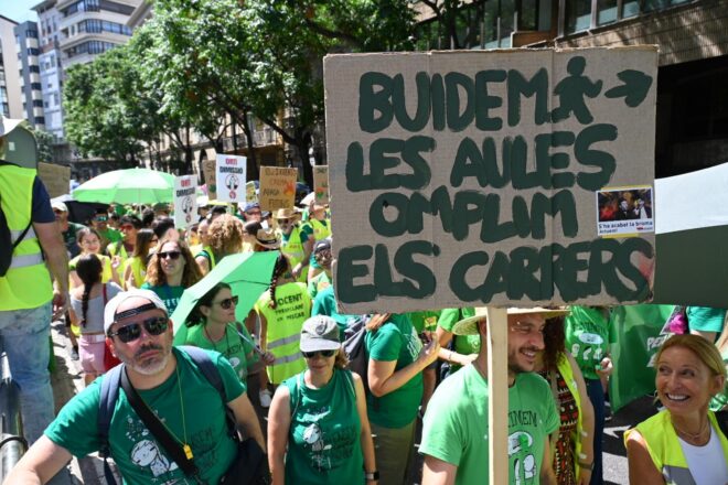 Els docents arriben a la conselleria per exigir avanços en la negociació: “Mentre ens donen l’esquena, inundem els carrers de dignitat”