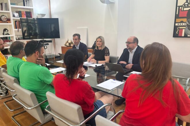 Els representants de l’STEPV, CCOO i la UGT forcen de reprendre les negociacions amb Ortí diumenge