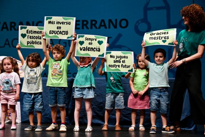 “Gràcies, mestres”: els xiquets mostren el suport a la vaga de docents en l’entrega dels Premis Sambori