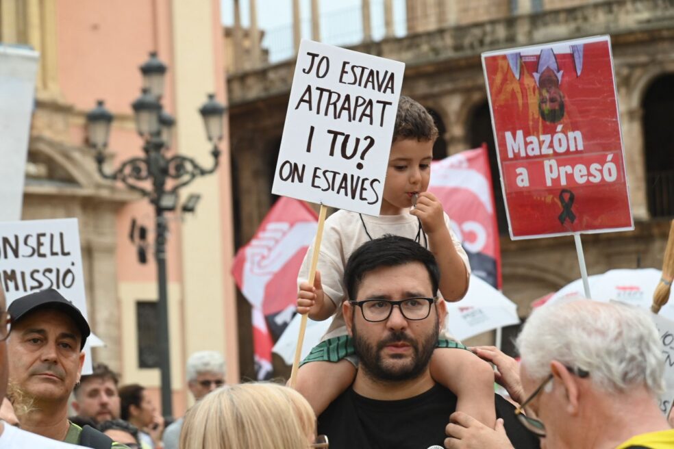 Manifestació multitudinària a València contra la impunitat de Mazón